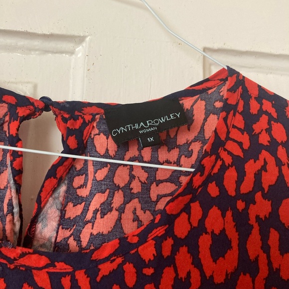 Short sleeve blouse with red pattern.  Size 1X - Picture 2 of 5